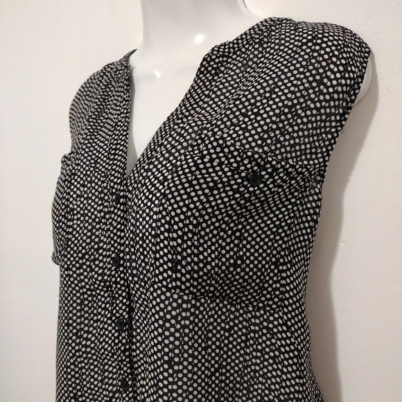 Covington - Dotted Print Sleeveless Blouse - Picture 5 of 14